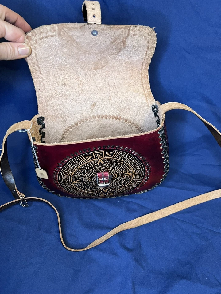 Hand Tooled HISPANIC Round Brownish Red Leather AZTEC  Purse HANDMADE - Imagem 3 de 4