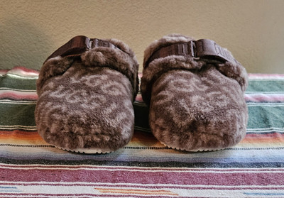 UGG Mens Fluff IT POP Slippers Chestnut Stout Size 10 Spell Out