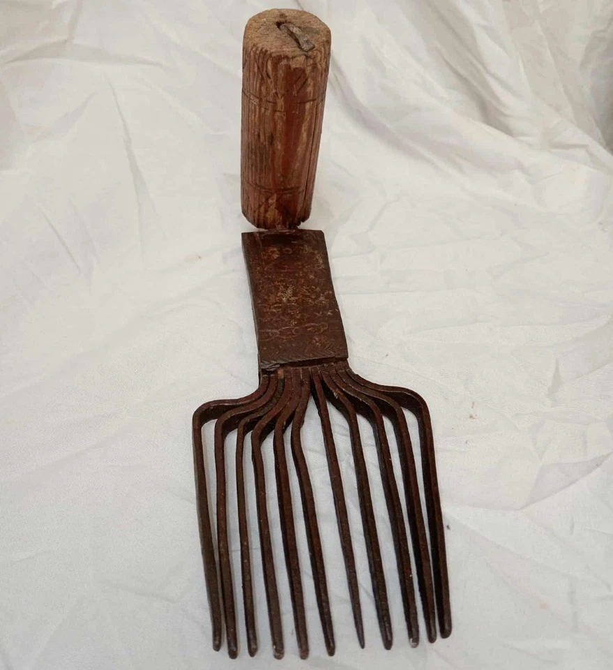 Carpet comb wrought iron BERBER FOLK ART 19th century Textile Tool w Decoration - Image 2 of 4