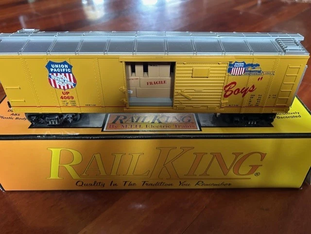 UNION PACIFIC OPERATING w/SIGNALMAN & SOUND " BIG BOYS " O GUAGE MTH RAILING NEW - Image 3 of 4