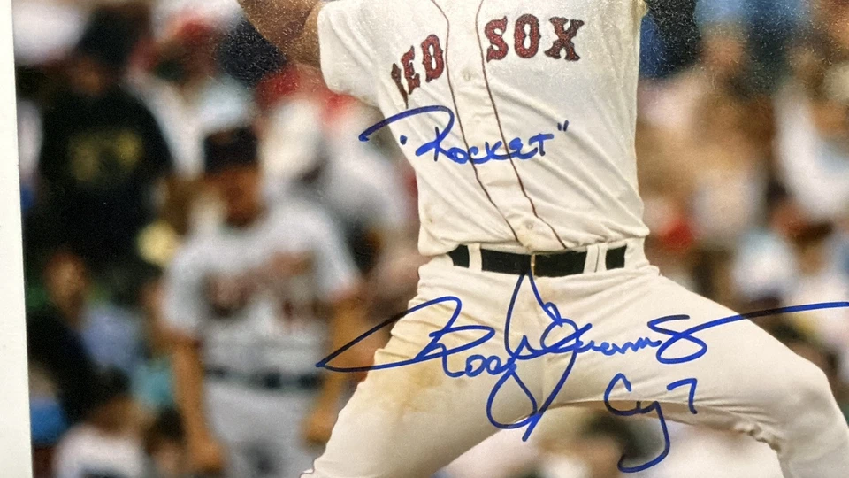 Roger Clemens Firmado Medias Rojas 8x10 con Inscripciones “Rocket” e “Cy 7” ¡Signo Completo! Foto 2 de 2