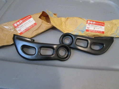 BRACKET, HEAD LAMP, RH *{BLACK}*