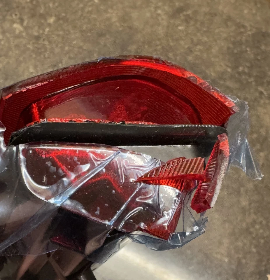 Conjunto de tercera luz de freno Dorman 923-203 para Chevrolet GMC Yukon Foto 2 de 4