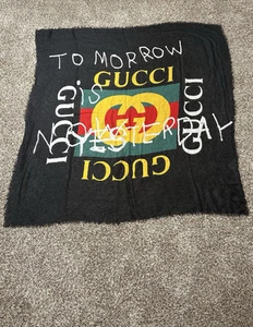 Châle écharpe Gucci noir « Demain c'est maintenant hier » modal/soie (494005) 55"x55"