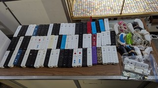 Lote de 73 mandos a distancia Nintendo Wii y 13 nunchuck para piezas sin probar/reparación 86 en total