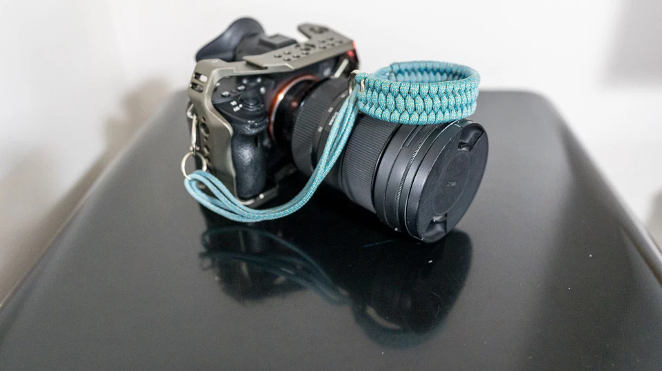 CÁMARA NUNCA CAER Correa de muñeca personalizada Aqua Gold Paracord hecha a mano Foto 4 de 4