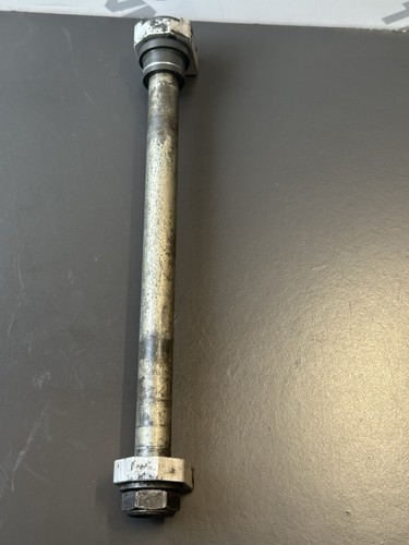 TRIUMPH STREET TRIPLE 675R HINTERRADSPINDEL Hinterradachse Hinterspindel 2011