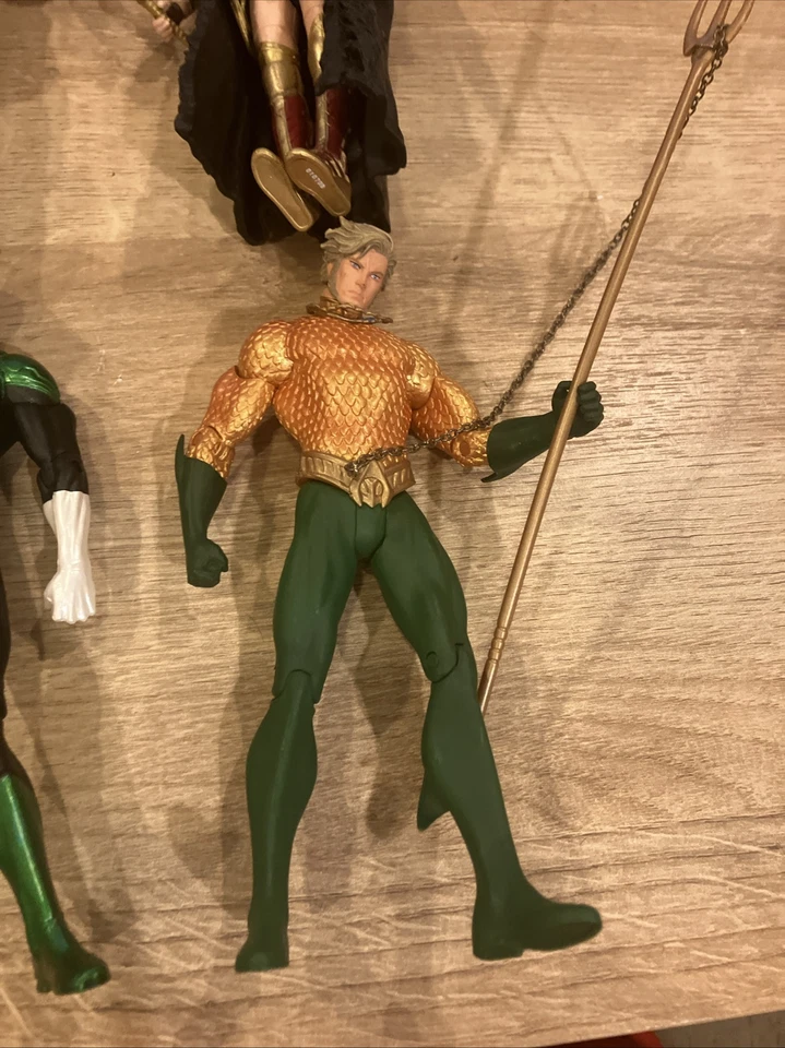 DC Direct Justice League Lot Of 4 Aquaman Wonder Woman Cyborg Green Lantern - Image 3 of 4