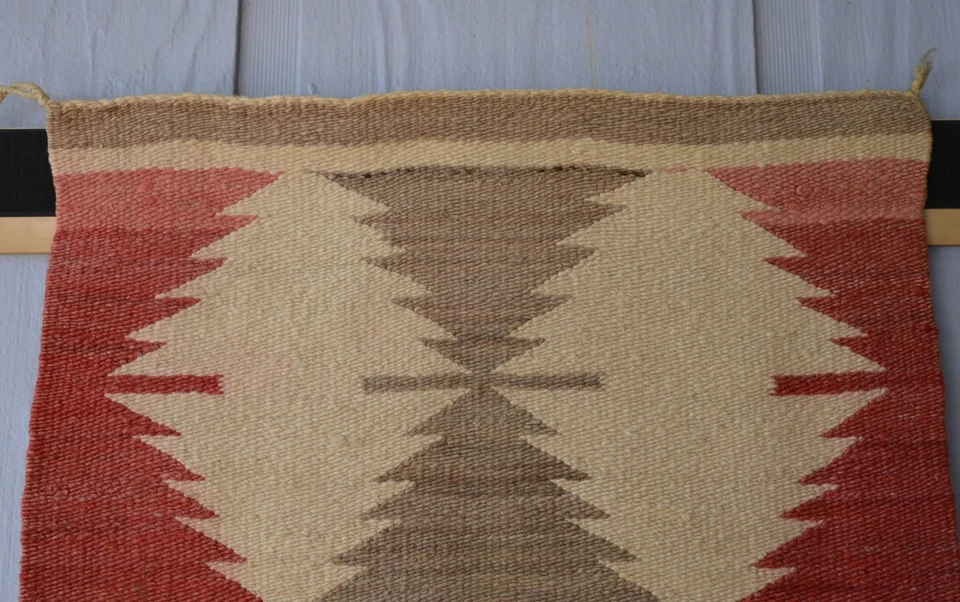 Alfombra Navajo Antigua - Patrón Diamante Dentado - Rojo Gris Blanco - 38" x 19" Foto 4 de 4