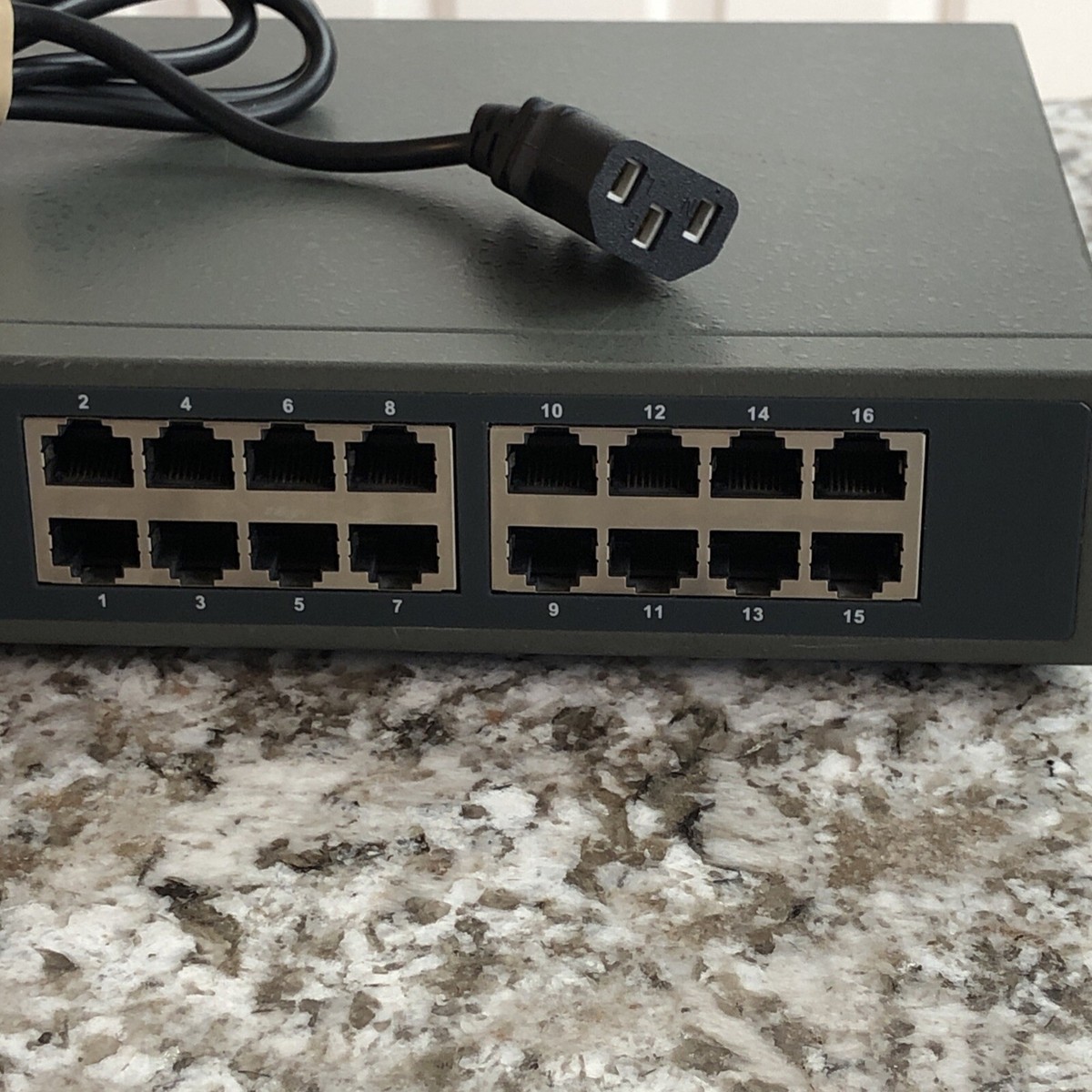 D-Link Switch 16 ports 10/100 mpbs (DES-1016D) - Prix pas cher