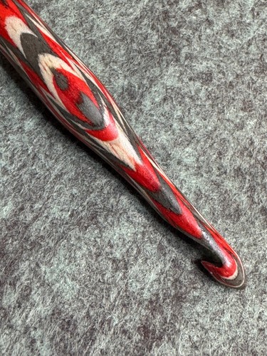 Hand carved ARGYLE SOCKS WOOD YARN CROCHET HOOK size I - Picture 3 of 4