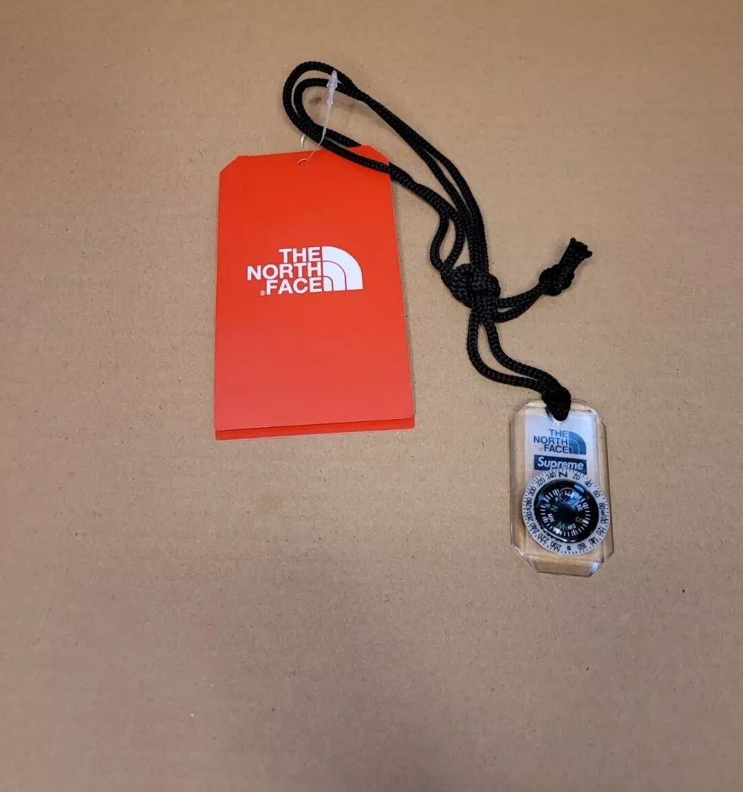 COLLIER BOUSSOLE AUTHENTIQUE FLAMBANT NEUF Supreme The North Face 