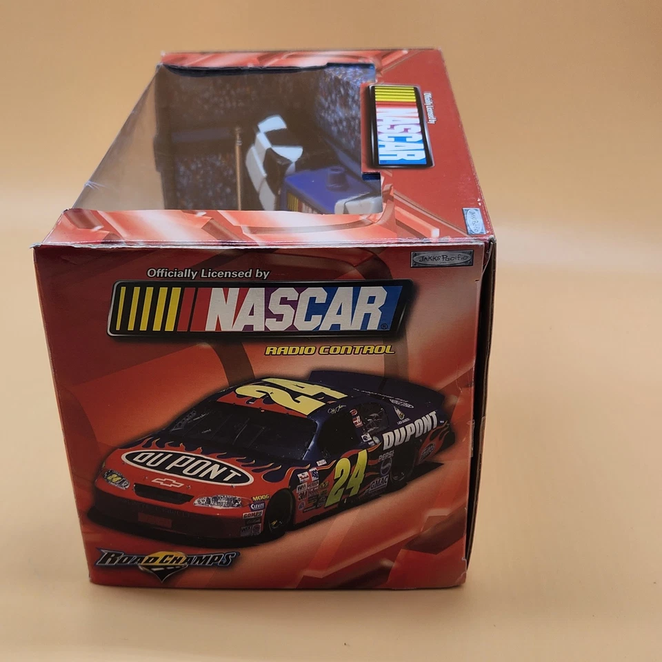 NASCAR Jeff Gordon conjunto de carro controle de rádio carregador capacete DuPont em escala 1/64 nova caixa - Imagem 3 de 4