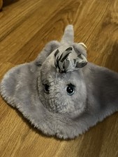 Peluche Stingray Manta Ray 11” The Petting Zoo peluche pestañas gris niña