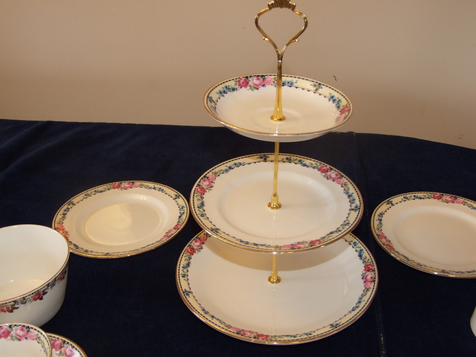 H.J.COLCLOUGH TEA SET CONSISTING OF 4 TRIOS, AND A CAKE STAND CIRCA
