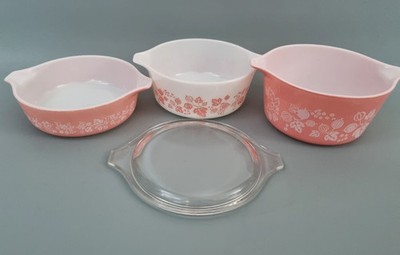 3 x Vintage Pyrex Stachelbeere Auflaufformen rosa weiß 471 472 473 ein Deckel 470