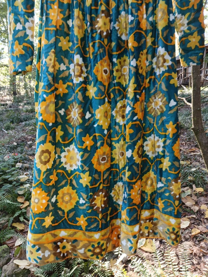 Vestido Joan Leslie by Kasper Terciopelo Dorado Astrología Abuela Toma Un Viaje Ambiente Pequeño Foto 3 de 4