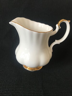 ROYAL ALBERT VAL D'OR MILCHKÄNNCHEN KNOCHENCHINA