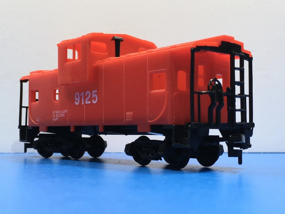 HO Scale "A Man Alert Is Seldom Hurt" 9125 Wide Vision Safety Freight Caboose #2 - Image 2 of 4