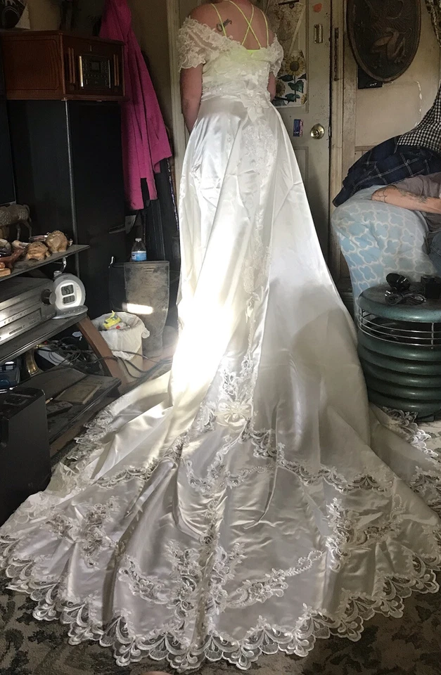 Vestido de novia Eden Bridals talla 16 catedral tren largo Foto 2 de 2