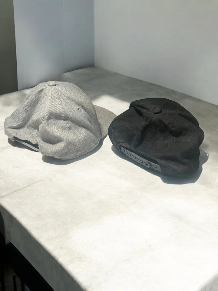 Paquete de gorras H&M Snapback - gorras ajustables negras y grises división ropa de calle Foto 3 de 4