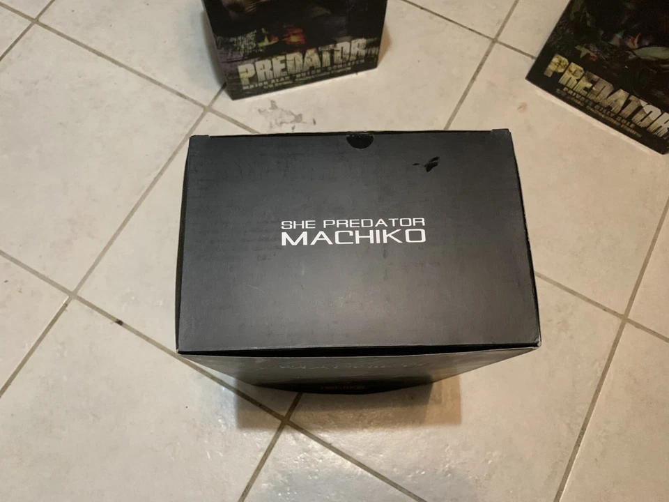 AVP Alien Vs. Figura Predator She Predator Machiko Hot Toys Hot Angel NUEVA EN CAJA Foto 3 de 4