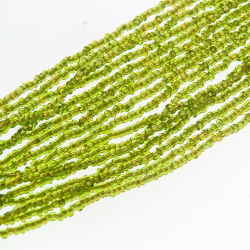 "Collar largo con cuentas de semilla verde peridoto de 8 hebras, 19" - Imagen 2 de 3
