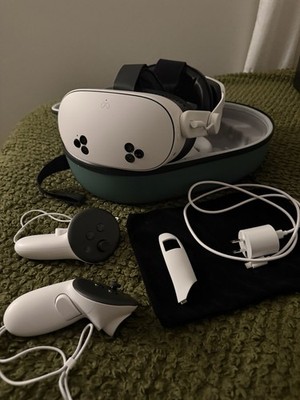 Meta Quest 3S 128GB VR Headset Complete Bundle w/ Controllers, Case & Golf Club