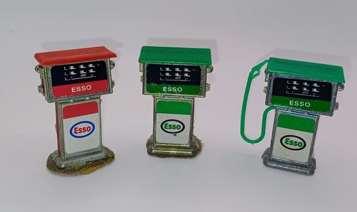 3 x Vintage Zapfsäulen Esso grün rot - 70er Jahre Barton Toys DieCast - Bild 1 von 2