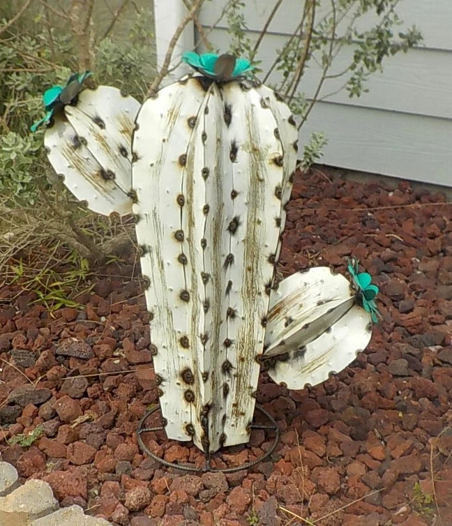 METAL PATIO ARTE PEPINO CACTUS ESCULTURA 24" ALTO X 20 ANCHO BLANCO CON FLORES Foto 2 de 4