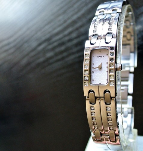VINTAGE TIMEX DIAMONDS BEZEL RECTANGULAR QUARTZ WOMEN'S ALL S STL BRACELET WATCH - Picture 3 of 10