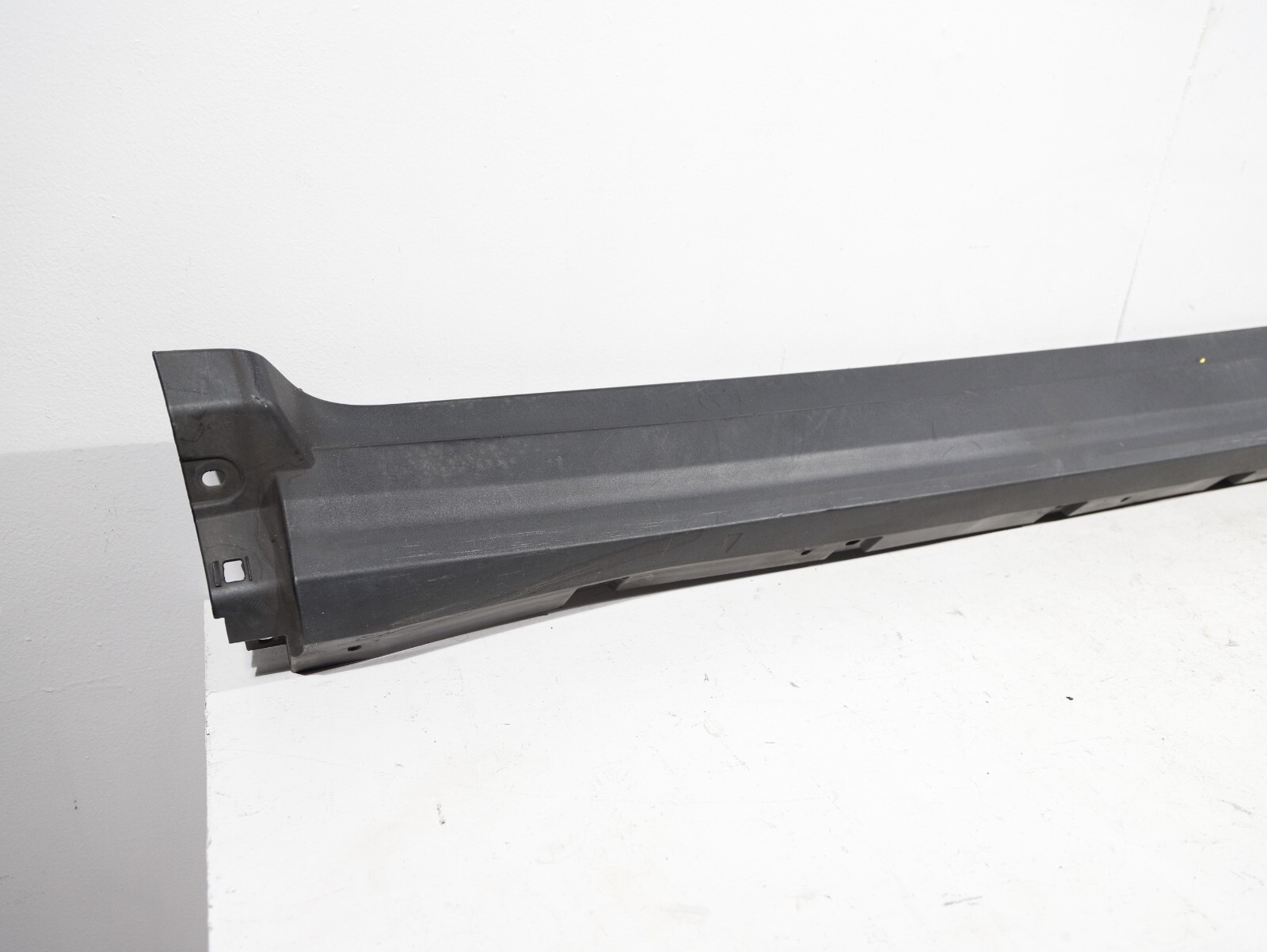 2017-2022 MASERATI LEVANTE LEFT SIDE SKIRT ROCKER MOULDING OEM 670040336 NOTE*