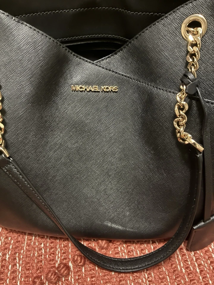 Bolso de Mano Michael Kors Grande de Cuero Negro Foto 3 de 4
