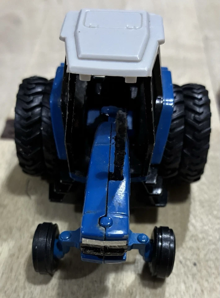 Ertl 1/64 Ford 8340 Duals Rear Tires Farm Tractor Blue Diecast Toy - Image 4 of 4