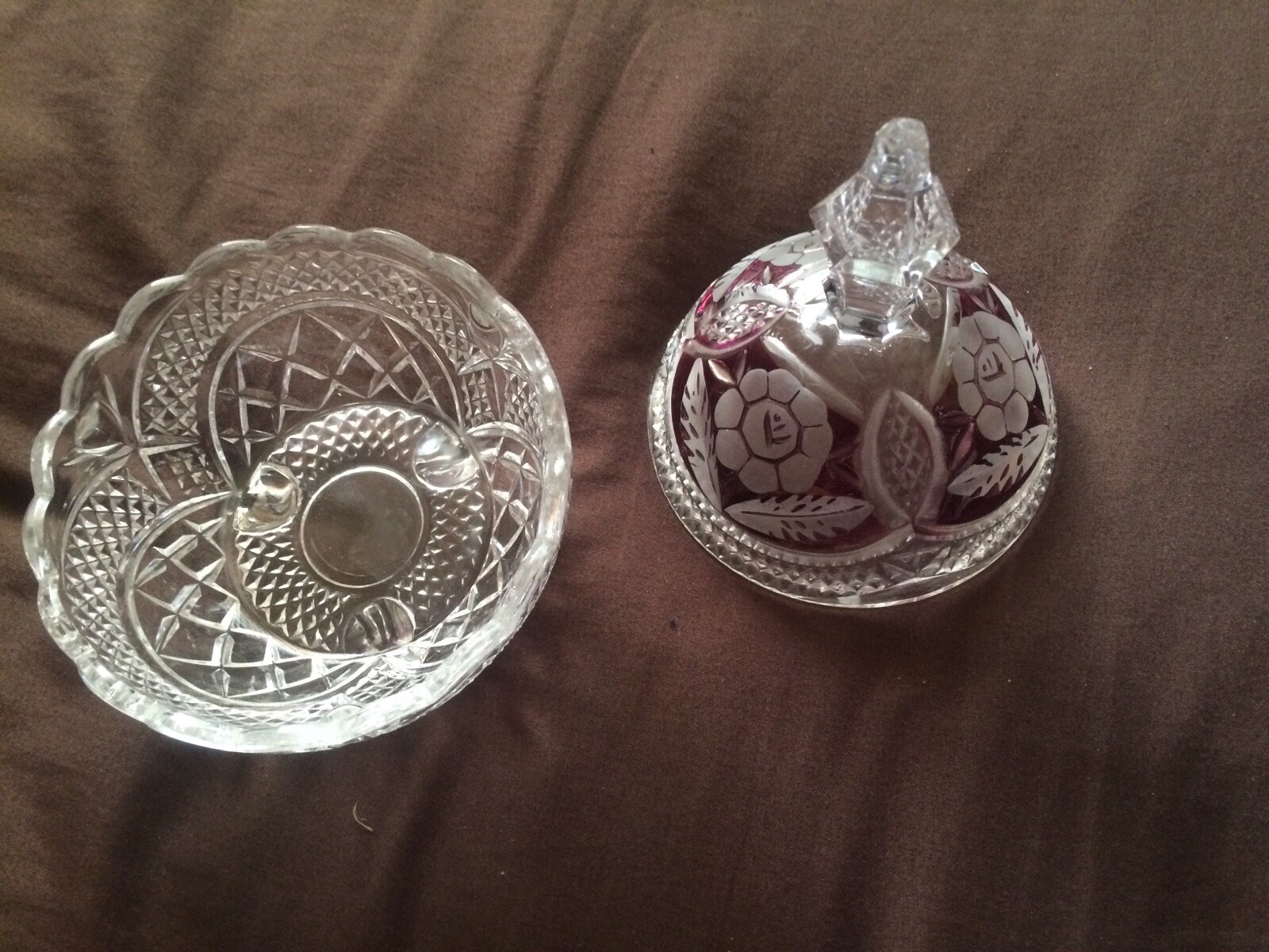 Vintage Kristall Bon Bon Schale Rubinrot, Klarschliff Glas mit Deckel. Kleiner Chip auf Deckel