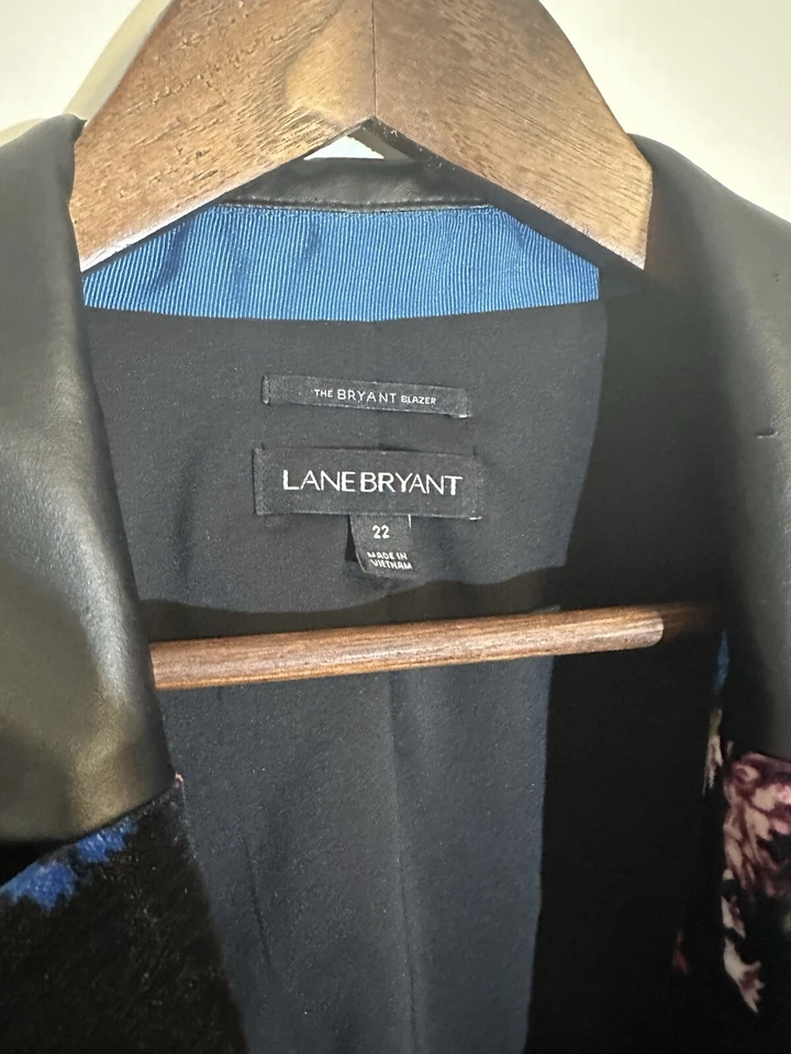 Blazer para mujer 22 negro floral Bryant pecho único imitación cuero ribete Foto 2 de 4