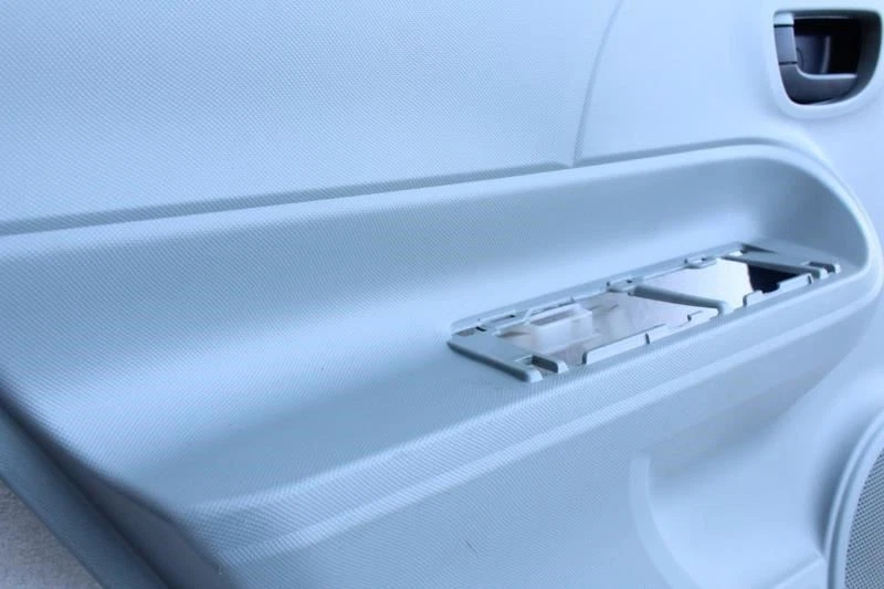 Toyota Prius C 2012 2013 2014 2015 2016 2017 panel de moldura de puerta trasera izquierda gris Fe28 Foto 2 de 4