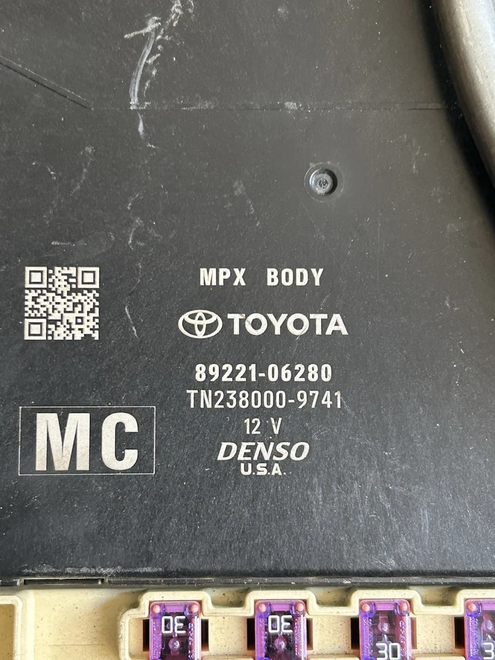 2018 TOYOTA CAMRY MULTIPLEX NETWORK MODULE UNIT 89221-06280 OEM - Image 2 of 4