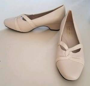 Women S Comfort Well By Beacon Dress Shoe With Heel Size 7 5m Ebay