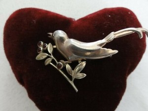 Authentic VICTORIAN SUPERB BIRD ON BRANCH TWO TONES GOLD PLATED RUBY PASTE STONES BROOCH