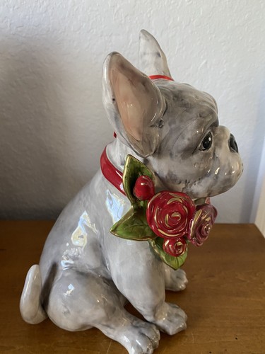 BLUE SKY CLAYWORKS CERÁMICA BULLDOG FRANCÉS CON CUELLO ROSA FIGURA DE VALENTÍN NUEVO CON ETIQUETAS - Imagen 3 de 6