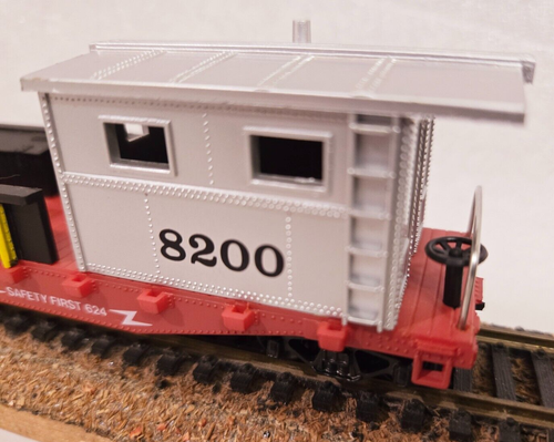 MODEL POWER Ho Scale 8200 40' WORK CABOOSE SAFETY FIRST 624 - Picture 5 of 9