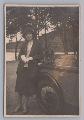 BMW DIXI Auto 1928 - Frau mit Hund - Altes Foto 1920er