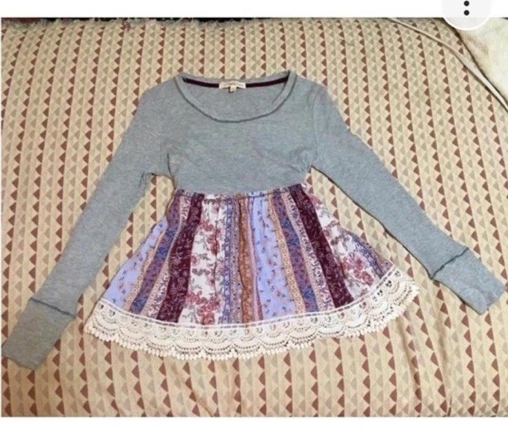 Women’s Juniors Rewind Grey & Mixed Floral Patchwork Babydoll Blouse Size L - Image 3 of 4