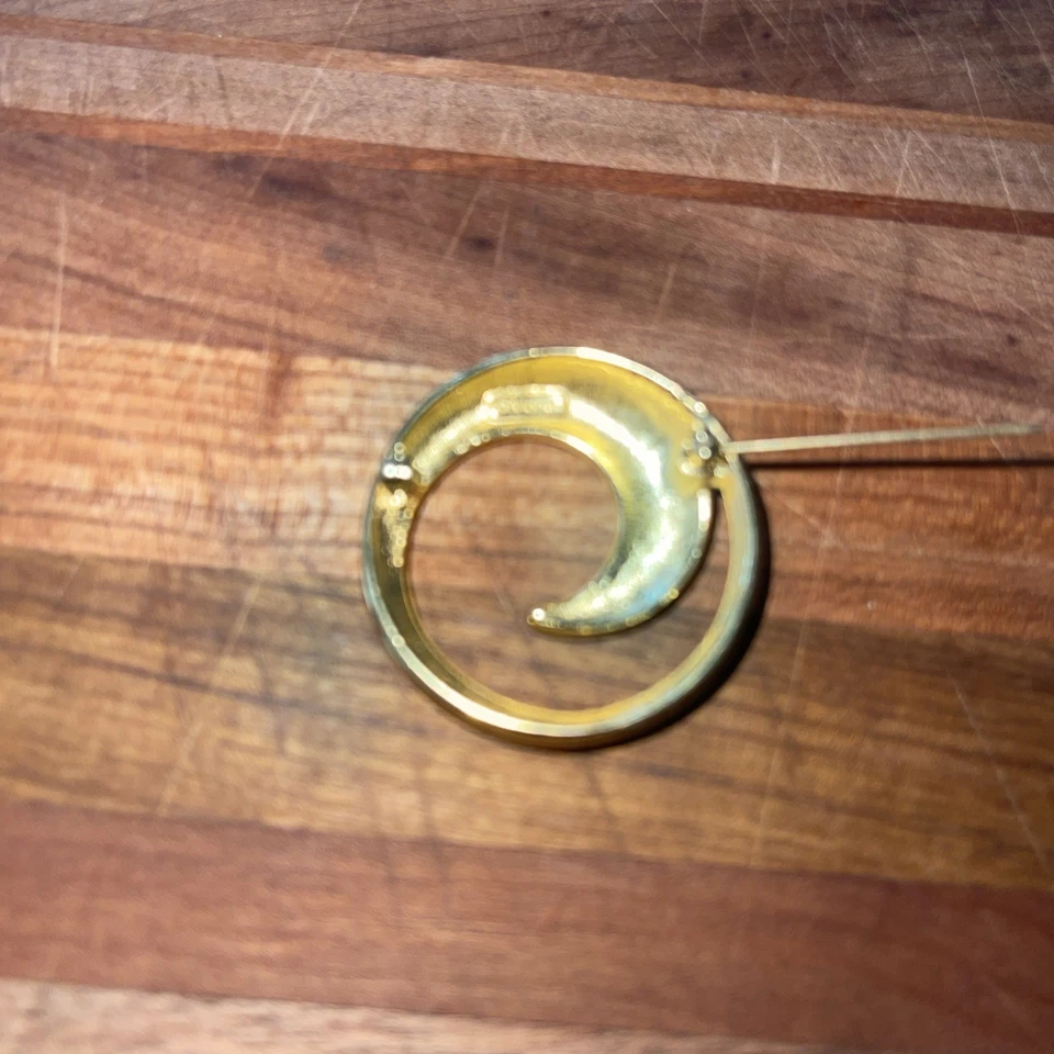 Broche Monet Vintage Beige Esmalte Tono Dorado Remolino/Media Luna. Foto 3 de 4