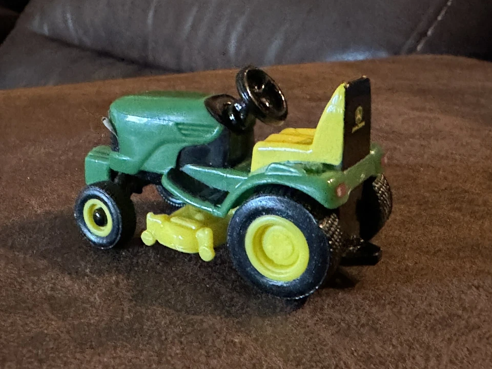 Vehículo utilitario John Deer Gator y cortacésped John Deer Foto 3 de 4