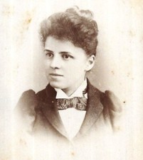 Victorian CDV Photo Beautiful Woman Fashion Edward Evans Leominster 