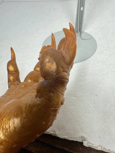 Custom M.U.S.C.L.E. Figura de exhibición de oro de 6" de Mattel The Claw - Imagen 9 de 10