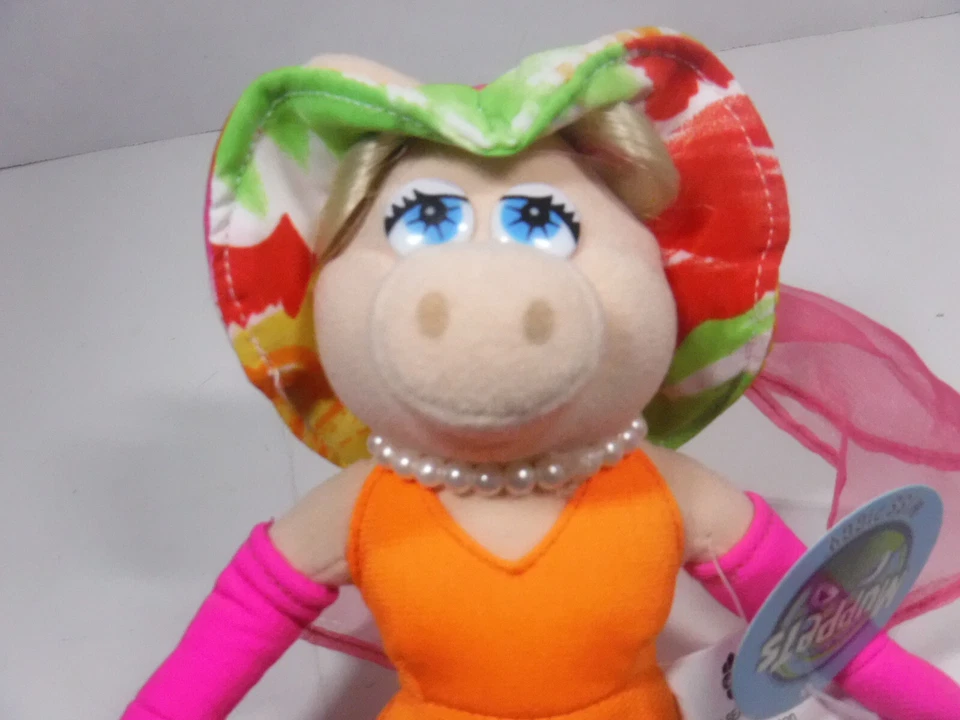 Miss Piggy Nanco Muppet 毛绒花卉帽子粉色围巾珍珠玩具 8 - 9 英寸芝麻 — 第 3/4 张图片