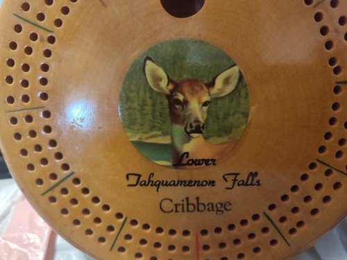 VINTAGE ROUND WOODEN CRIBBAGE BOARD DEER LOWER TAHQUAMENON FALLS MI 7 INCHES - Picture 2 of 4